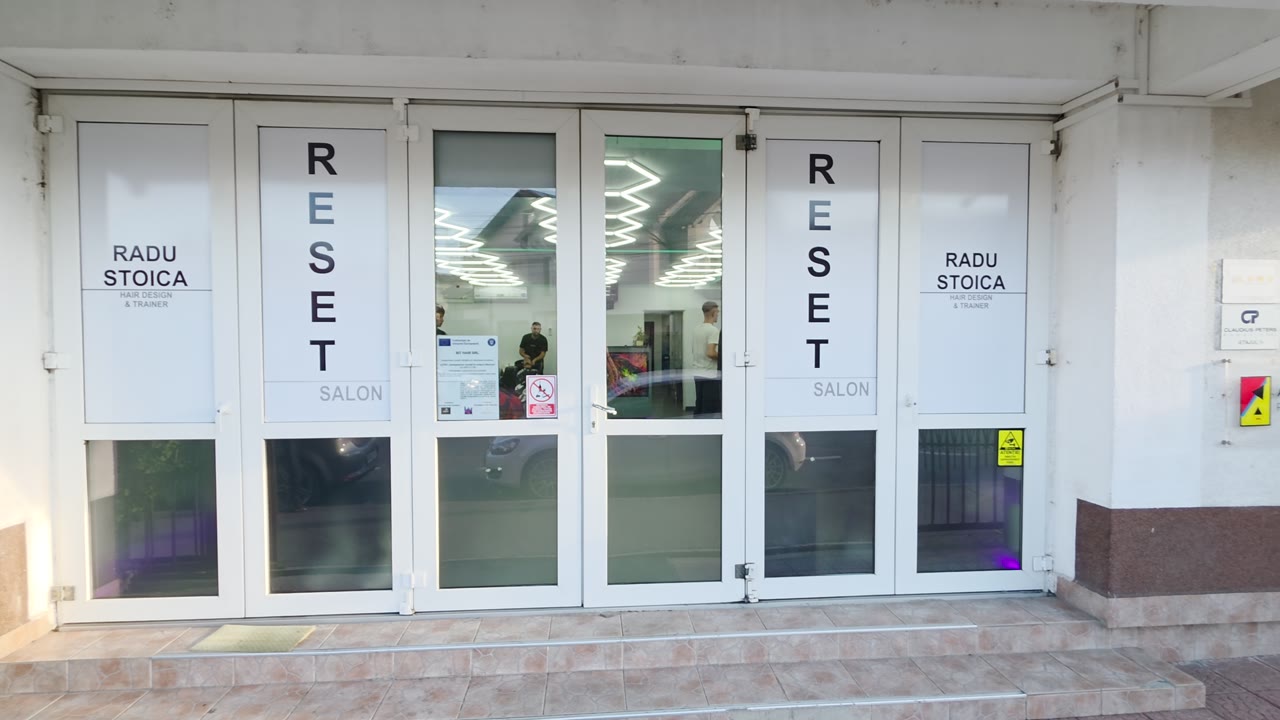 Intrarea în ReSeT Salon de pe Strada Oituz 25C, Sibiu